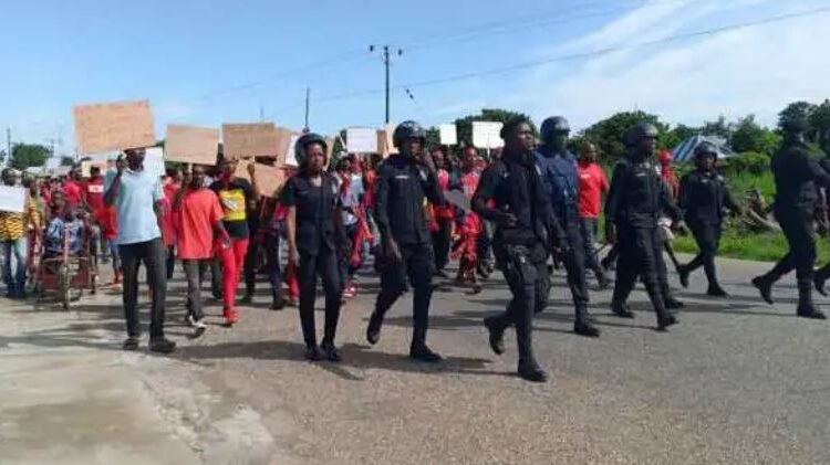 Aggrieved Residents Of Nadowli-Kaleo District Demonstrate Against Hospital Management