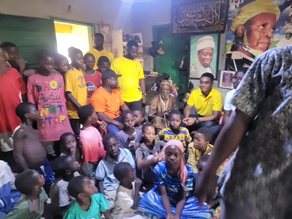 The Sir Richie Foundation visited Baba Kasim, who is 103 years old and takes care of 150 orphans on New Year’s Day in the Ashanti Region.